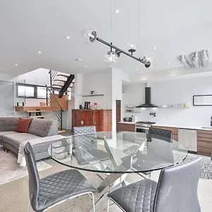 Holiday home New Modern 1400 Sq Ft Coach House Near Everything, Toronto