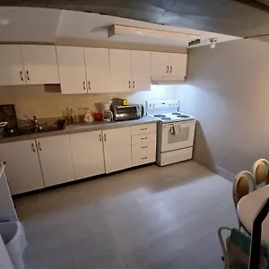 Apartment Cozy With A Spacious Backyard In The Ravine, Toronto
