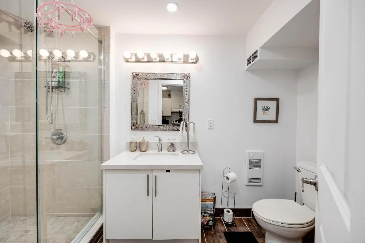 Bright Parkdale Court - Little Portugal W/ Free Parking Lejlighed Toronto