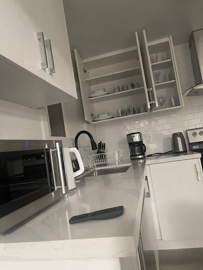 Bright Parkdale Court - Little Portugal W/ Free Parking Lejlighed Toronto 0*,  Canada